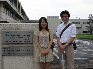 学生記者の雨宮さん（左）と天沼さん（右）