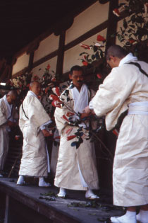 東大寺二月堂の修二会（しゅにえ）では、修行僧が紙衣（かみこ）を身につける。