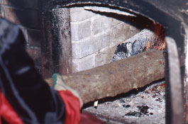 鍋の底が満遍なく温まるよう、孝次郎が火の番をする。