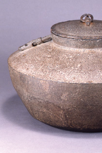 茶の湯に使われる釜は、数百年にわたり作られ続けて来た。江戸初期から十六代続いて来た釜師、大西家の歴代の作品を並べていくと、茶の湯釜の歴史の分厚さと形状や鉄肌などのバリエーションの豊かさを端的に感じ取ることができるだろう。初代大西浄林作「笠釜（時雨釜）」（以下特に表記のない釜は大西清右衛門美術館蔵）。