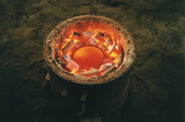 鋳型から取り出した釜を火を起こした木炭の中に入れて、一定時間赤める。焼きならしと同じ効果で、鉄の靭性が上がり割れにくい釜となる。（写真：大西清右衛門美術館提供）
