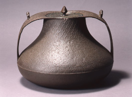 十六代大西清右衛門作「夜学釜」（個人蔵）。灯明台を表す「夜学」を模した形状の釜で、オリジナルは、二代大西浄清が作り出した。