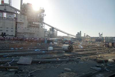 工場も津波で被災している。製品を運ぶ鉄道も壊滅状態だ（藤末撮影）