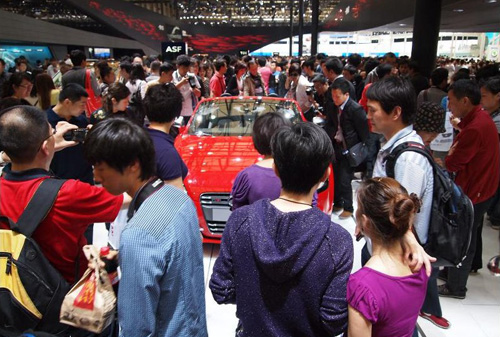 写真1●2011年に開催された上海モーターショー。中国メーカーがEVを多数展示し、多くの来場者でにぎわった
