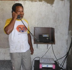 図5●USOプロジェクトでビアク島に設置されたIP電話を使う人