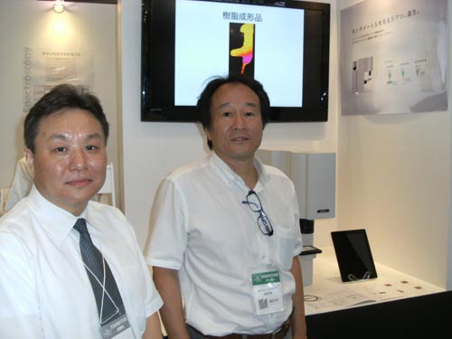 大阪大学工学部教授でナノフォトン取締役会長の河田聡氏（右）と同社社長の中原林人氏（左）