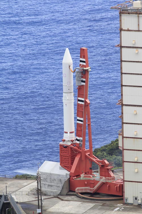 2013年8月20日の打ち上げリハーサルで発射台に設置された「イプシロンロケット」（試験機）