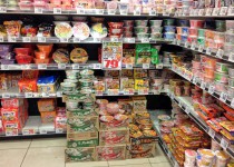 図1●日本と中国のスーパーマーケットにおけるインスタントラーメン（方便麺）売り場の様子