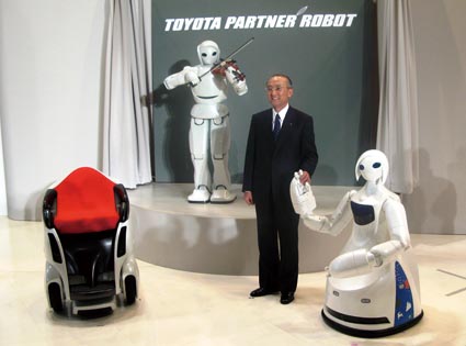 図●トヨタ自動車取締役社長の渡辺捷昭氏とパートナーロボット