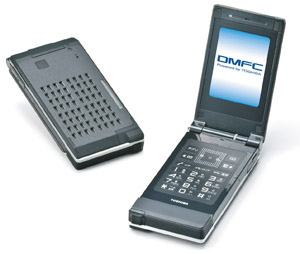 図●DMFCを搭載した携帯電話機を試作