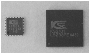 キーストリームが開発した無線LAN用IC「KS2030」（左）と「KS2101」（右）