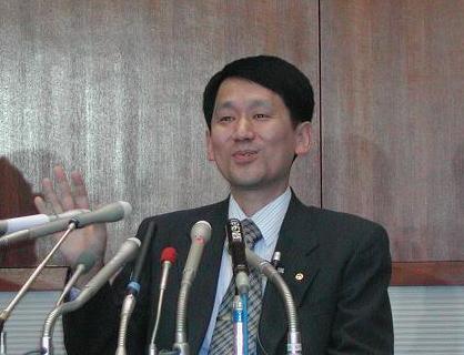 【写真】記者会見でコメントする2002年度ノーベル化学賞の田中耕一氏
