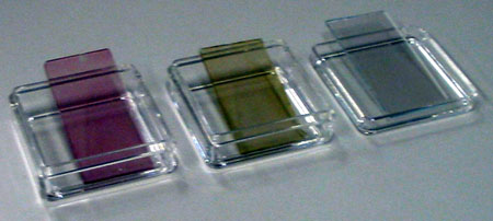 【写真1】ITO（インジウム・スズ酸化物）基板に固定化したAuナノ粒子（左），Agナノ粒子（中央），未処理のITO基板（右）。無色透明なITO基板上に，Auナノ粒子を固定化したものは赤色を呈し，Auナノ粒子を固定化したものは黄色を呈していることが分かる