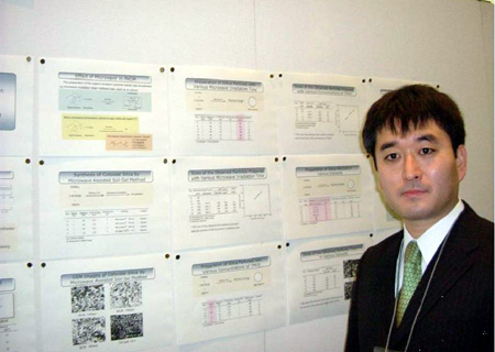 【写真1】ポスター前で発表を行う京都大学の岩村 武氏