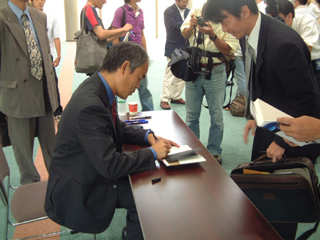 【写真1】講演後，ロビーで著書へのサインに快く応じる中村 修二氏
