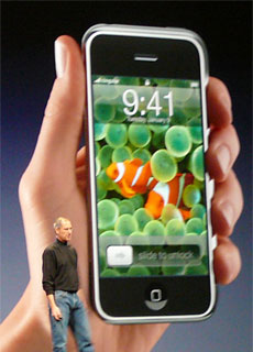 Macworldの舞台で，Steve Jobs氏がiPhoneを発表
