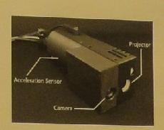 図3　試作した小型端末の構成。プロジェクターの投射レンズとカメラの撮影レンズは同じ向きに配置されている。
