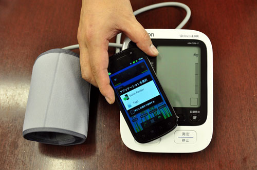 図2　FeliCa Plug内蔵の血圧計は携帯電話機に測定データを簡単に転送できる。NFC機能搭載の「Nexus S」でも反応するが、サービスには対応していない