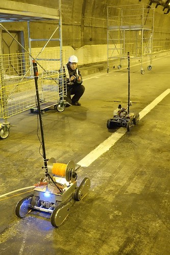 図2　愛知工業大学などが開発中のクローラー型ロボット。有線と無線による複数台運用を想定している